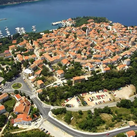 Lorna & Igor Zuvic アパート オミサリ